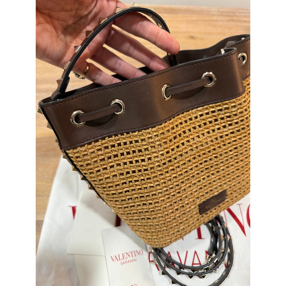 Valentino Garavani Rockstud Raffia Effect Bucket Bag Tobacco Cacao Crossbody - Picture 9 of 15